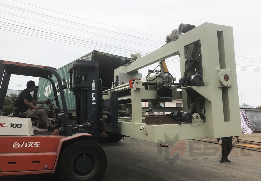 big log spindle peeling machine loading container.jpg